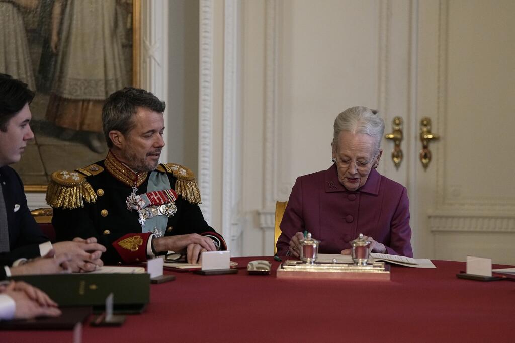 Kráľovná Margaréta II. podpísala abdikáciu a oficiálne prenechala trón svojmu synovi princovi Frederikovi (vľavo).