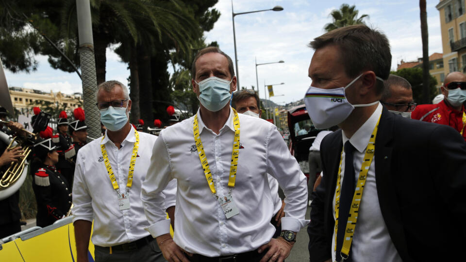 Riaditeľ  Tour de France (TdF) Christian Prudhomme (uprostred) má koronavírus.