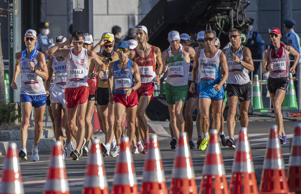 Na snímke v popredí vľavo slovenský reprezentant v chôdzi na 50 km Matej Tóth a vpopredí vpravo neskorší víťaz poliak Dawid Tomala počas pretekov na XXXII. letných olympijských hrách 2020 v japonskom Sappore v piatok 6. augusta 2021. FOTO TASR - Martin Baumann