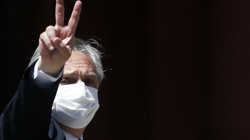 WA 37 Buenos Aires - Argentínsky prezident Alberto Fernandéz ukazuje znak víťazstva v Buenos Aires v utorok 27. októbra 2020. Fernandéz v utorok potvrdil, že dodrží sľub o legalizácii potratov, ktorý vyslovil v prezidentskej kampani. Informáciu priniesla agentúra AFP. Fernandéz uviedol, že jeho vláda pracuje na posledných detailoch návrhu zákona, ktorý čoskoro predloží Kongresu. FOTO TASR/AP
President Alberto Fernandez, wearing a mask amid the COVID-19 pandemic, flashes a victory sign as he ar