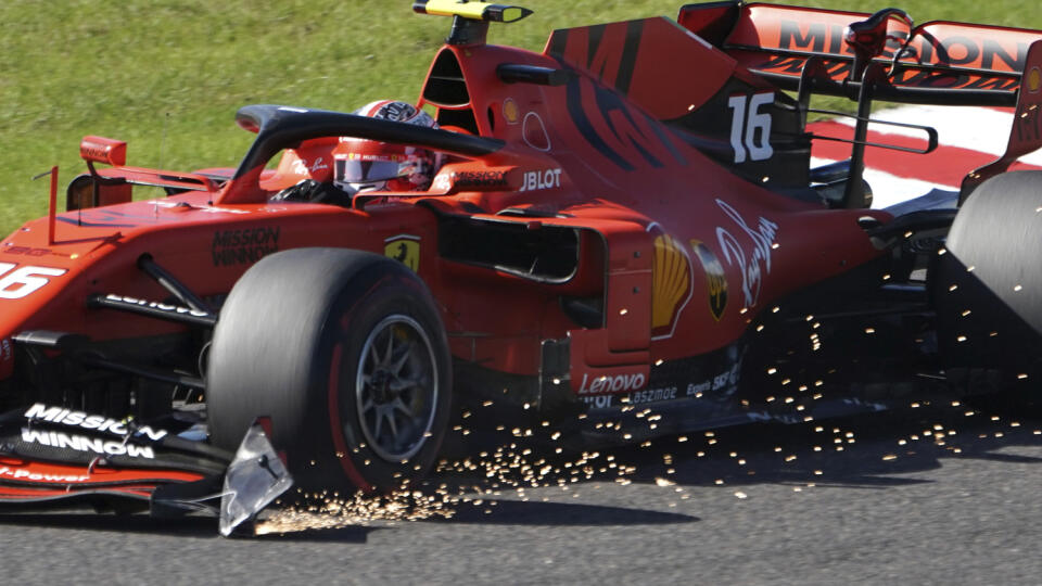 Charles Leclerc skončil VC Brazilie s defektom.