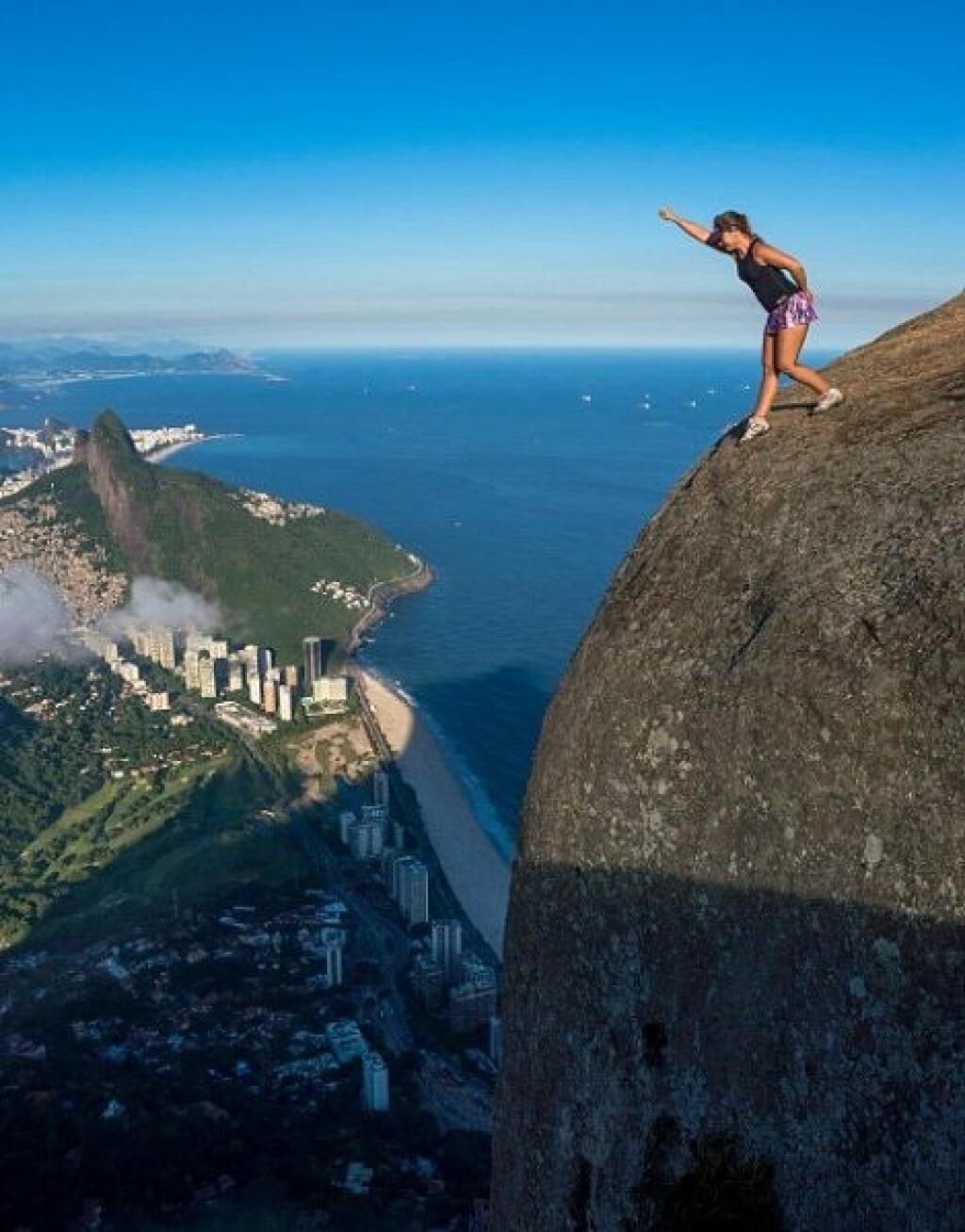 Спускаюсь плавно. Педра де Гавеа Бразилия. Педра-да-Гавеа. Педра да Гавеа Рио скала. Скала Педра-да-Гавеа в Рио-де-Жанейро фото.
