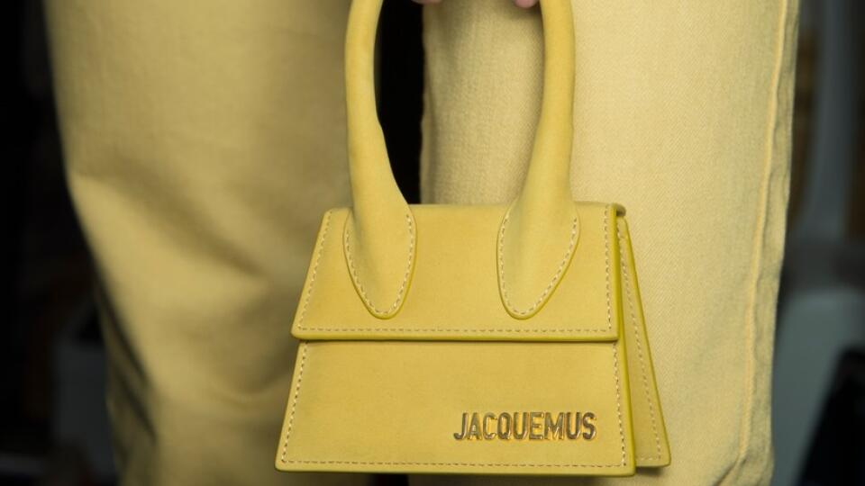 Jacquemus kabelka za 420 eur.