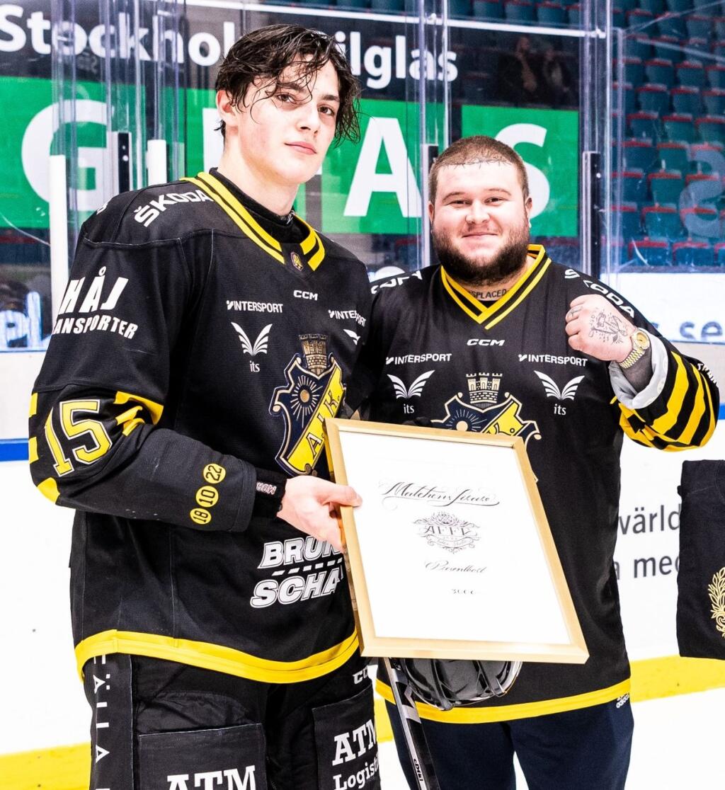 Aj fanúšikovia AIK Štokholm si mladého slovenského hokejistu už obľúbili.
