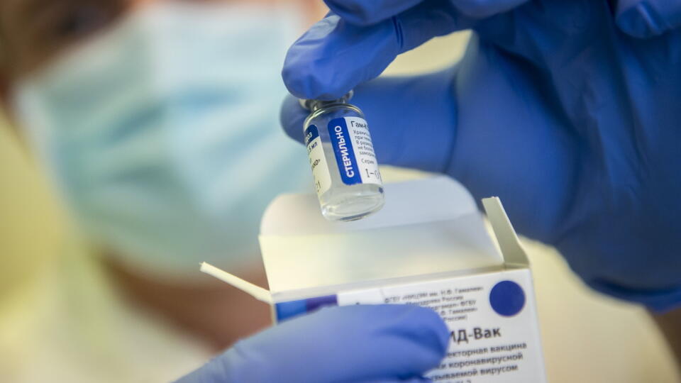 KK38 Kecskemét - Zdravotník ukazuje ampulku s ruskou vakcínou Sputnik V v nemocnici 19. februára 2021 v maďarskom meste Kecskemét. FOTO TASR/AP
A health worker holds a vial of the Russian vaccine Sputnik V Bacs-Kiskun County Training Hospital in Kecskemet, Hungary, Friday, Feb. 19, 2021, as the vaccination with Sputnik V against the new coronavirus continues in the country. (Sandor Ujvari/MTI via AP)