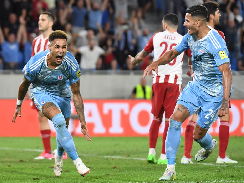 Na snímke vľavo hráč André Green (Slovan) sa teší z gólu na 2:2 v predĺžení, vpravo Eric Ramirez (Slovan) počas odvetného zápasu 3. predkola Európskej ligy medzi ŠK Slovan Bratislava - FC Olympiakos Pireus 11. augusta 2022 v Bratislave. FOTO TASR - Martin Baumann