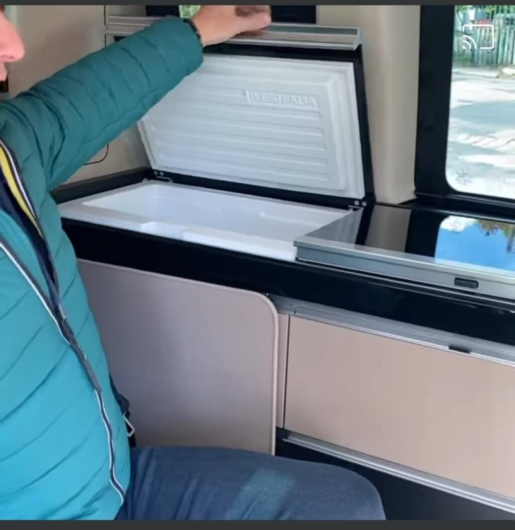 Nové auto Vlada Voštinára s luxusným zariadením.