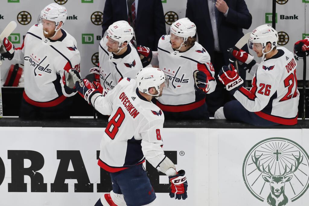 EBE 5 Boston - Na snímke dole ruský útočník Washingtonu Alexander Ovečkin oslavuje so striedačkou gól vo štvrtom zápase semifinále 1. kola play off Východnej divízie zámorskej hokejovej NHL Boston Bruins - Washington Capitals (4:1) v noci na 22. mája 2021. FOTO TASR/AP
Washington Capitals' Alex Ovechkin (8) celebrates his goal during the third period in Game 4 of the team's NHL hockey Stanley Cup first-round playoff series against the Boston Bruins, Friday, May 21, 2021, in Boston. (AP Photo/Mi