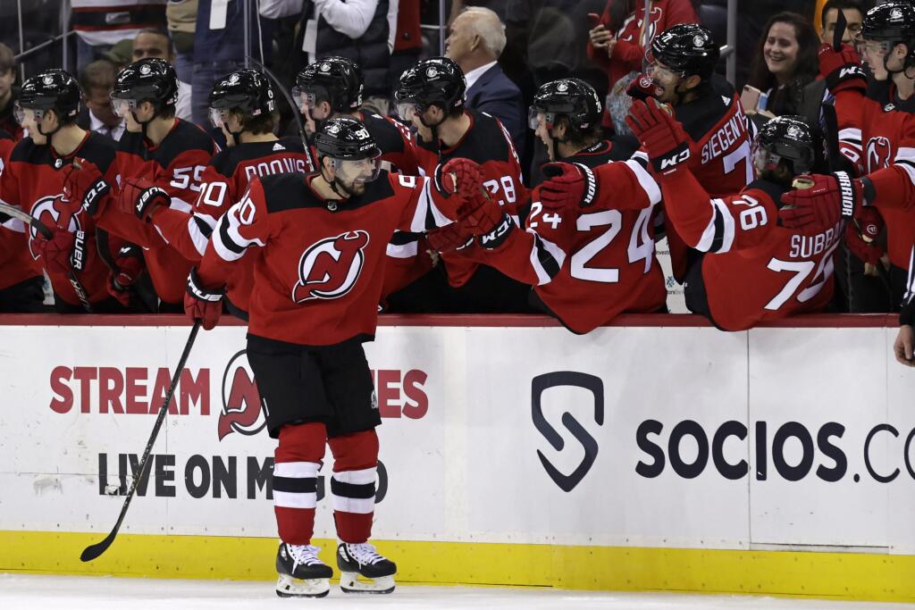 EBE 1 Newark - Na snímke dole slovenský útočník Devils Tomáš Tatar oslavuje so striedačkou gól v zápase zámorskej hokejovej NHL New Jersey Devils - New York Islanders v noci na 12. novembra 2021. FOTO TASR/AP
New Jersey Devils left wing Tomas Tatar celebrates with teammates after scoring a goal against the New York Islanders during the second period of an NHL hockey game Thursday, Nov. 11, 2021, in Newark, N.J. (AP Photo/Adam Hunger)