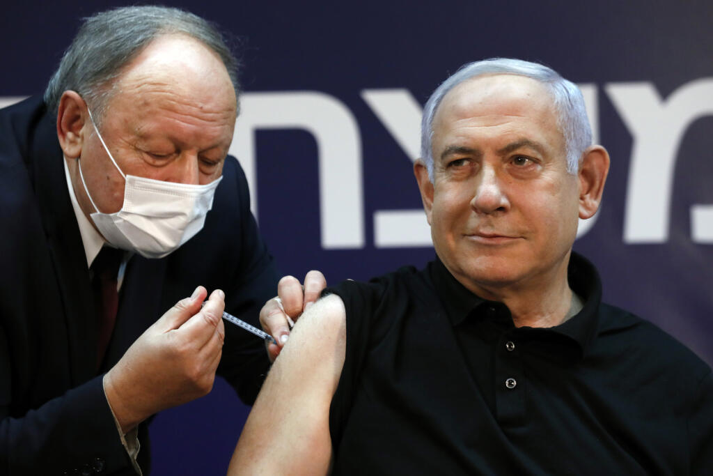 WA 80 Tel Aviv - Izraelský premiér Benjamin Netanjahu počas očkovania vakcínou proti ochoreniu COVID-19 od výrobcu Pfizer/BioNtech v priamom televíznom prenose v zdravotníckom stredisku Šeba pri Tel Avive v sobotu 19. decembra 2020. Izraelský premiér, ktorý sa nechal zaočkovať spolu s ministrom zdravotníctva, tak spustil očkovaciu kampaň v krajine. FOTO TASR/AP 


Israeli Prime Minister Benjamin Netanyahu receives a coronavirus vaccine at Sheba Medical Center in Ramat Gan, Israel on Saturday, De