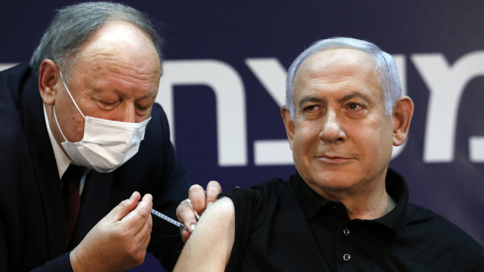 WA 80 Tel Aviv - Izraelský premiér Benjamin Netanjahu počas očkovania vakcínou proti ochoreniu COVID-19.