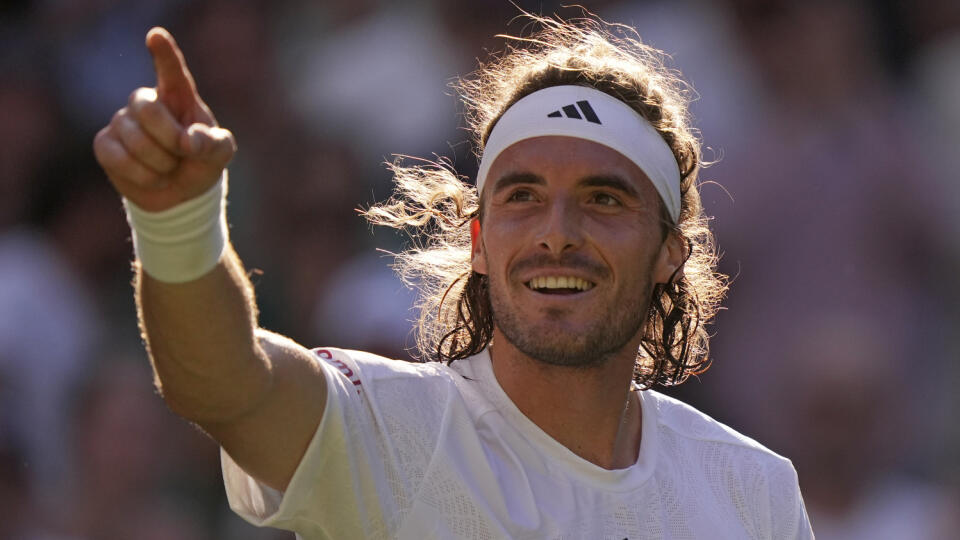 JB 55 Londýn - Grécky tenista Stefanos Tsitsipas reaguje po jeho výhre nad Britom Andym Murraym v 2. kole dvojhry mužov na grandslamovom tenisovom turnaji Wimbledon v Londýne 7. júla 2023. FOTO TASR/AP
Stefanos Tsitsipas of Greece reacts after beating Britain's Andy Murray in a men's singles match on day five of the Wimbledon tennis championships in London, Friday, July 7, 2023. (AP Photo/Alberto Pezzali)