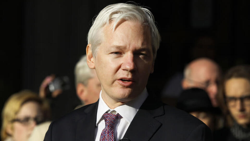 Zakladateľ internetovej stránky Wikileaks Julian Assange v piatok opustí ekvádorské veľvyslanectvo v Londýne.