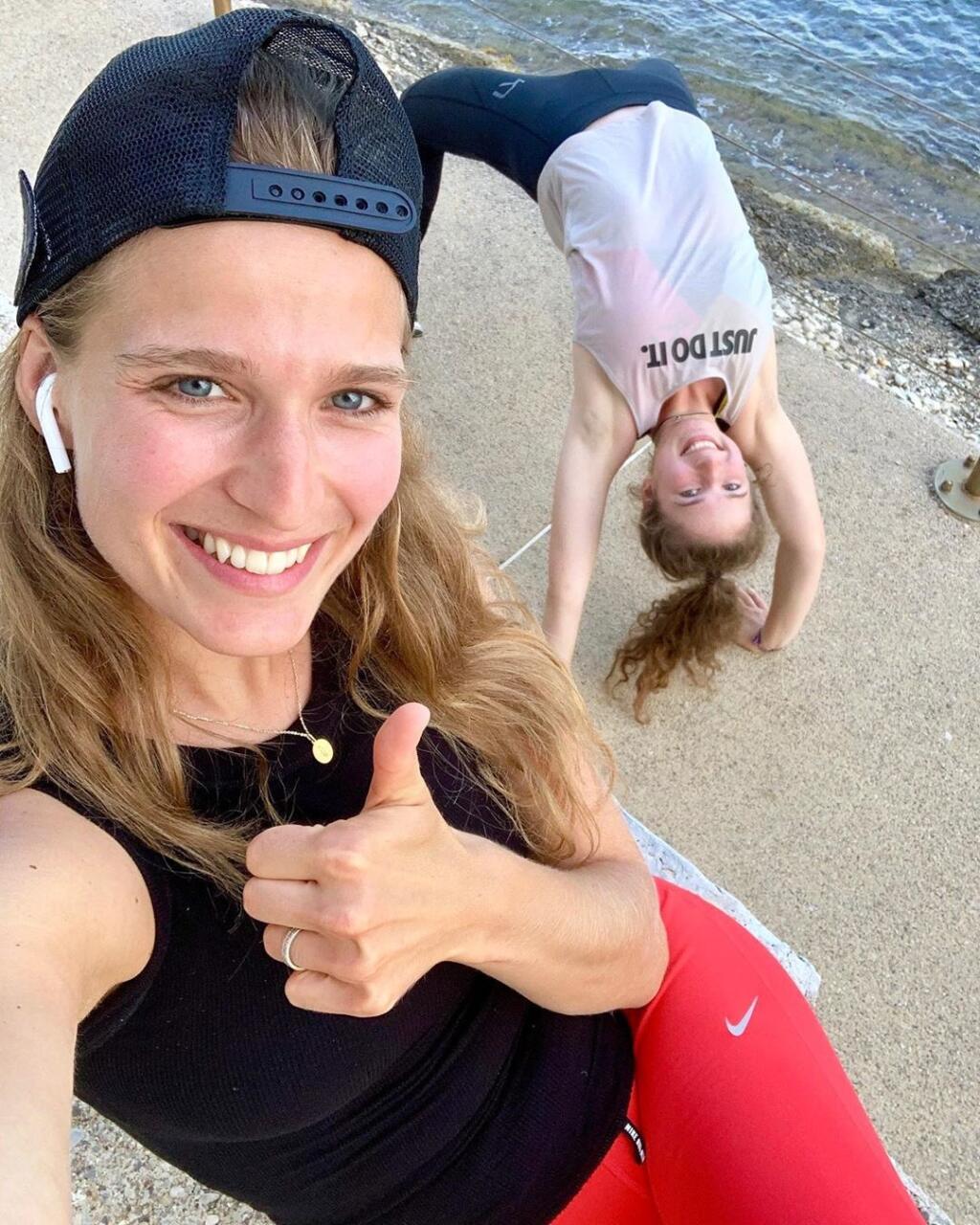 O rok neskôr sa Katarína opäť pochválila zábermi z kúpania, tentoraz však bez Peťa, s ktorým ešte stále je zosobášená. Zatiaľ čo slovenský cyklista sa v týchto dňoch pripravuje na blížiace sa Tour de France, Katarína si za Petra našla náhradu.