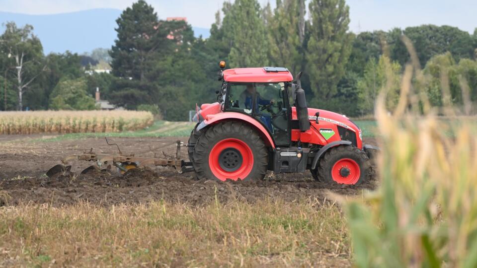 Na snímke traktor orie pôdu na poli v Trnave v pondelok 4. októbra 2021. FOTO TASR - Lukáš Grinaj