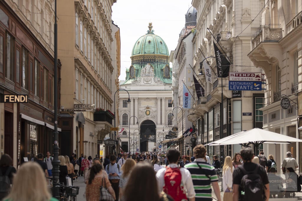 KK16 Viedeň - Ľudia kráčajú po nákupnej ulici Kohlmarkt vo Viedni. FOTO TASR/AP