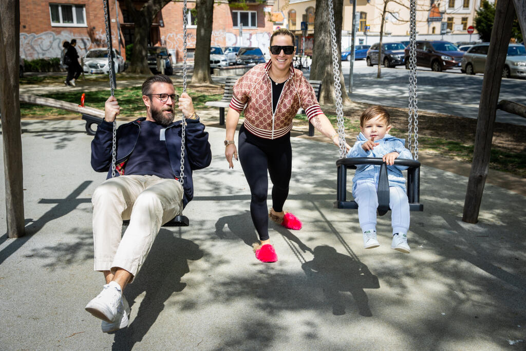 Dominika Navara Cibulková a Michal Navara pri prechádzke Bratislavou s ich synom.