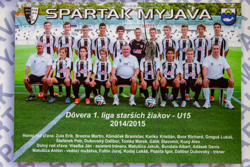 Na snímke je fotografia starších žiakov kde hraj Kristián Karika futbal v rokoch 2014-2015.
