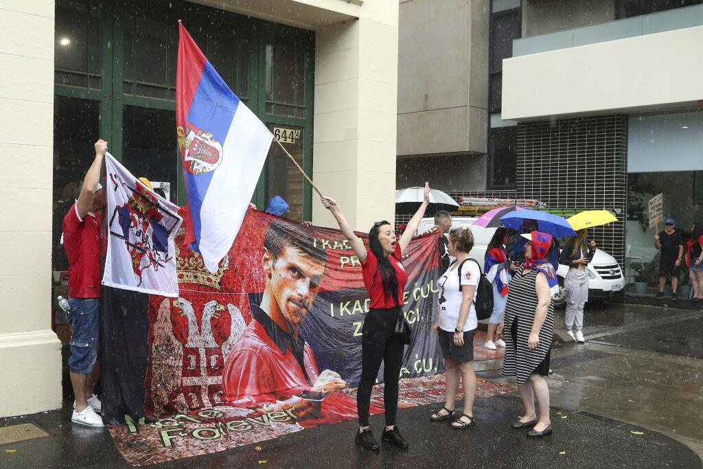 KK8 Melbourne - Na snímke priaznivci srbského tenistu Novaka Djokoviča protestujú pred budovou zariadenia pre imigrantov, v ktorom sa pravdepodobne nachádza srbský tenista Novak Djokovič 7. januára 2022 v Melbourne. Srbský tenista Novak Djokovič sa obrátil na súd v Melbourne v snahe zvrátiť rozhodnutie o deportácii z Austrálie. Noc trávil v detenčnom zariadení pre imigrantov, súd predbežným opatrením zabránil jeho okamžitému vyhosteniu. Prípad bude pokračovať v pondelok o 10.00 h miestneho času