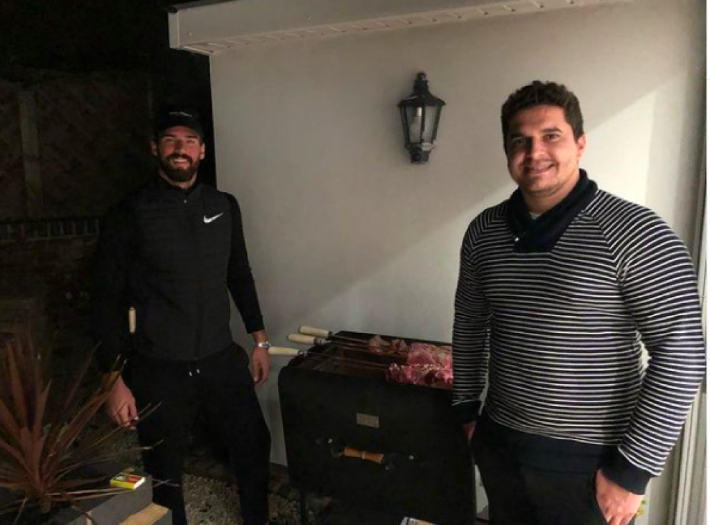Alisson Becker v tejto sezóne prišiel o svojho otca a práve jemu do neba venoval svoj víťazný gól do siete WBA.