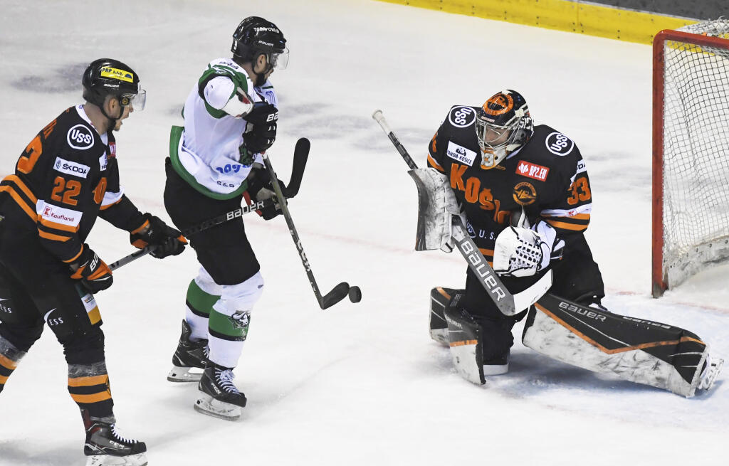 Na snímke vpravo brankár Dominik Riečický (HC Košice), uprostred Juraj Majdan (HC Mikron Nové Zámky) v prvom zápase predkola Kaufland play off Tipos extraligy HC Košice - HC Mikron Nové Zámky v Košiciach 24. marca 2021. FOTO TASR - František Iván