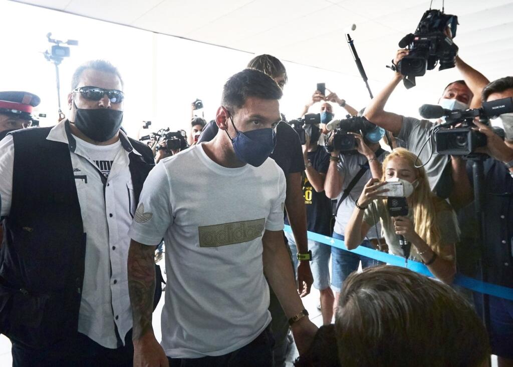 Lionel Messi na letisku s rodinou. Argentínsky futbalista nabral smer Paríž, ktorý sa stane jeho novým domovom.