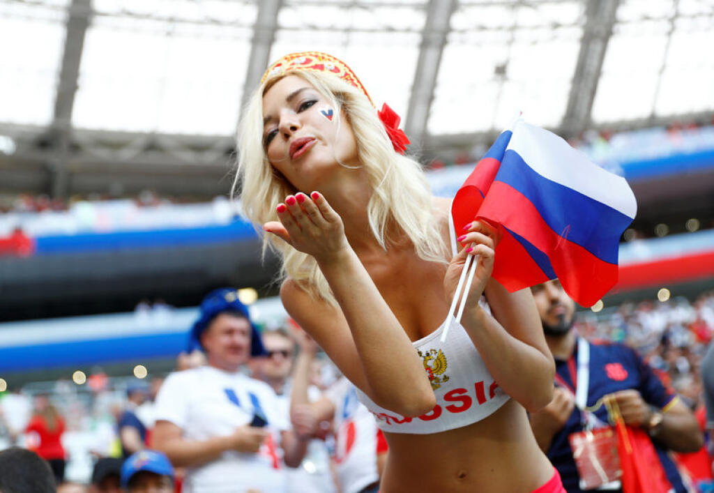 NATALIA NEMČINOVÁ (MS 2018 v Rusku) - Pozornosť si vyslúžila už počas otváracieho ceremoniálu futbalových MS v Rusku. Neskôr vyplávalo na povrch nielen to, že Natalia bola Miss Moskva v roku 2007, ale že bola slávnou pornoherečkou.