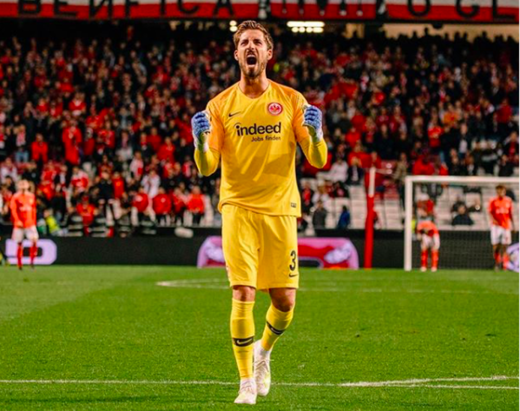 Futbalový brankár nemeckého Eintracht Frankfurt Kevin Trapp musí pod skalpel. Dvadsaťdeväťročný gólman reprezentácie nebude svojmu zamestnávateľovi k dispozícii až do zimnej prestávky. Až tak mu to však nemusí prekážať, pretože sa o neho bude starať jeho sexi brazílska priateľka Izabel Goulart