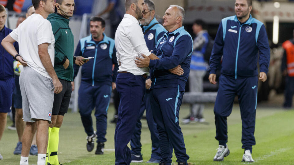 Na snímke Martin Ševela a Nikola Rakovejič počas zápasu 1. predkola Ligy majstrov medzi ŠK Slovan Bratislava a FK Sutjeska Nikšič.
