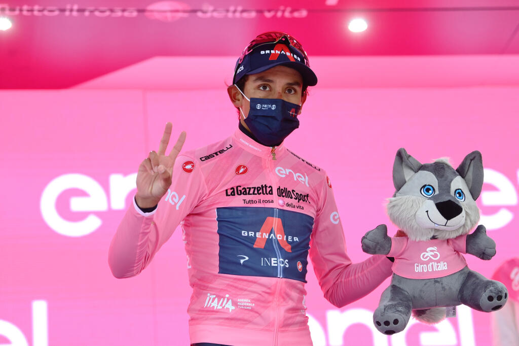 Kolumbijský cyklista Egan Bernal z tímu Ineos-Grenadiers, vedúci muž priebežného poradia, sa teší na pódiu po triumfe v 16. etape cyklistických pretekov Giro d'Italia, ktorá viedla zo Sacile do Cortiny D'Ampezzo