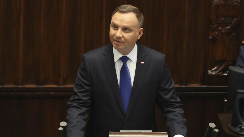 KK32 Varšava - Poľský prezident Andrzej Duda reční po zložení prísahy v parlamente 6. augusta 2020 vo Varšave. Poľský prezident Andrzej Duda zložil vo štvrtok v parlamente prísahu a oficiálne sa ujal svojho druhého funkčného obdobia v úrade. Jeho inauguráciu sprevádzali opatrenia na zamedzenie šírenia nového druhu koronavírusu, ale aj tiché protesty opozície. FOTO TASR/AP
Poland's President Andrzej Duda speaks to parliament members after he had been sworn in for a second term, at the parliament
