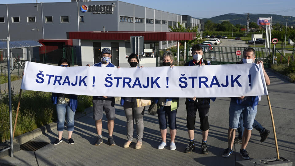 Ostrý štrajk zamestnancov firmy Booster Precision Components v Beluši