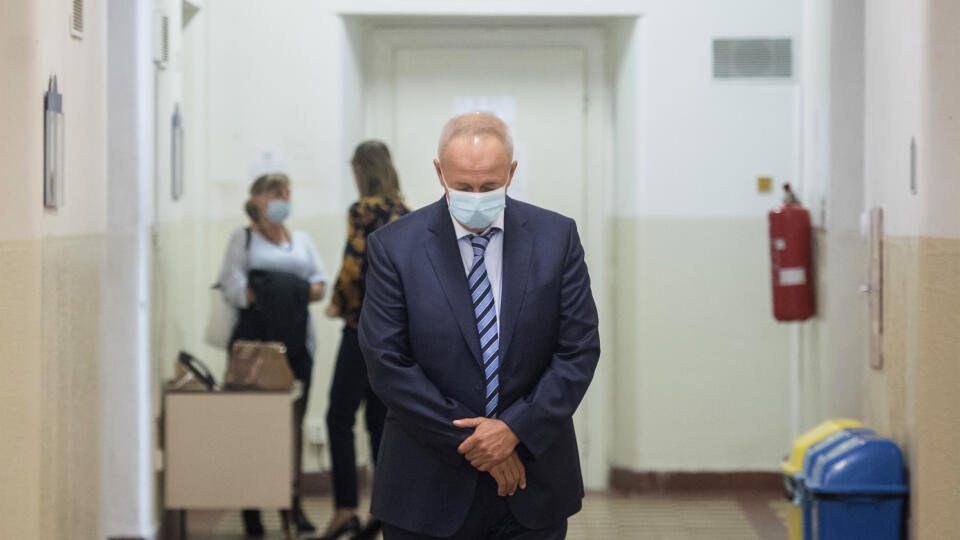 Na snímke bývalý riaditeľ Slovenskej informačnej služby (SIS) Ivan Lexa čaká pred pojednávacou miestnosťou na Okresnom súde (OS) Bratislava I. na proces v kauze vraždy zakladateľa bratislavskej skupiny sýkorovcov Miroslava Sýkoru z roku 1997, 29. septembra 2020 v Bratislave. Takmer po dvoch rokoch pokračuje súdny proces v kauze vraždy zakladateľa bratislavskej skupiny sýkorovcov Miroslava Sýkoru z roku 1997. Pred trojčlenným senátom Okresného súdu Bratislava I v utorok vypovedali viacerí svedkov