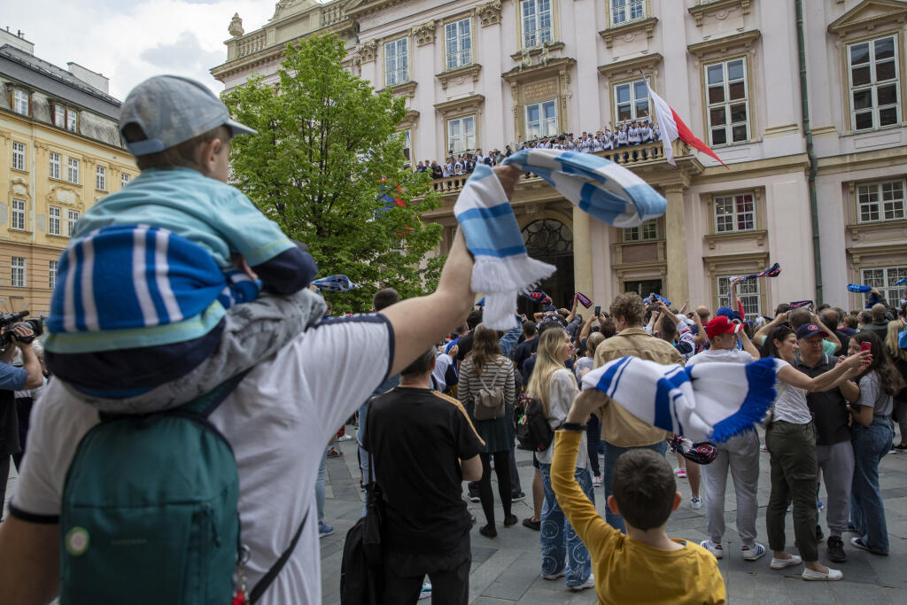 Na snímke oslava hokejistov Slovana Bratislava v centre mesta s fanúšikmi. Najskôr sa hráči ukázali svojim priaznivcom z balkóna radnice na Primaciálnom námestí.