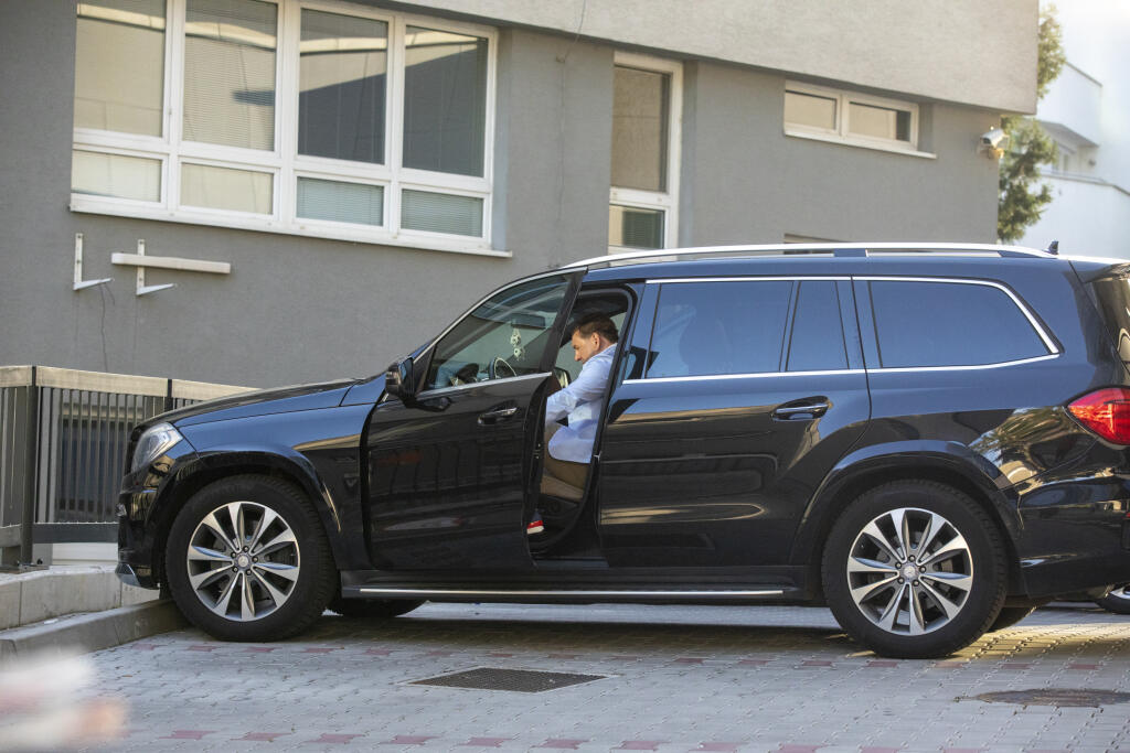 Z Tehelného pola odišiel na svojom luxusnom Mercedese.