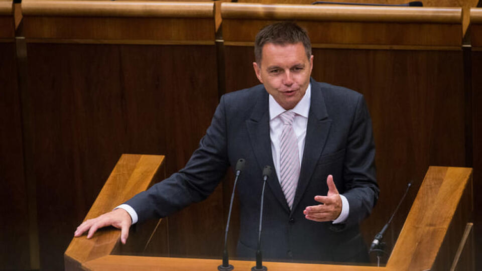 Kažimír tvrdí, že do pár rokov bude v štátnej pokladnici prebytok.