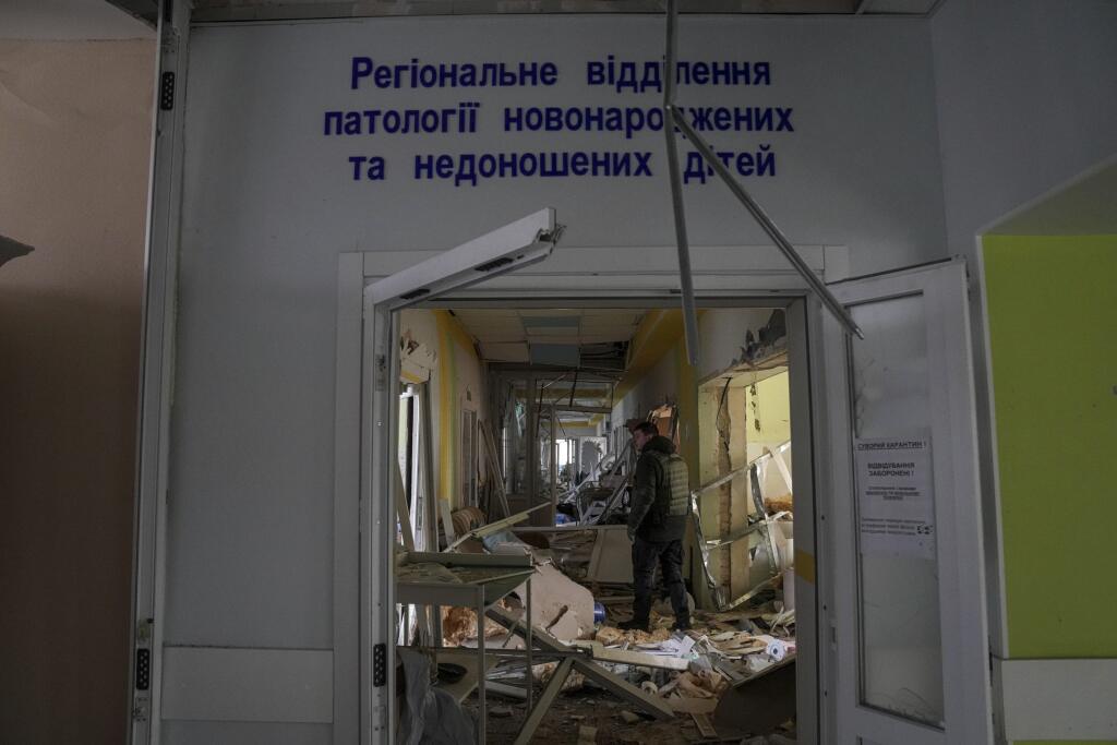 KK45 Mariupol - Na snímke dobrovoľník pracuje v zničenej budove pôrodnice po ostreľovaní v Mariupole počas štrnásteho dňa ruskej invázie na Ukrajine v stredu 9. marca 2022. Ruská armáda pri stredajšom ostreľovaní ukrajinského mesta Mariupol zasiahla a zničila detskú nemocnicu a pôrodnicu, tvrdia miestni činitelia aj ukrajinský prezident Volodymyr Zelenskyj. TASR túto informáciu prevzala zo stanice Sky News. FOTO TASR/AP  

A volunteer works inside of the damaged by shelling maternity hospital in