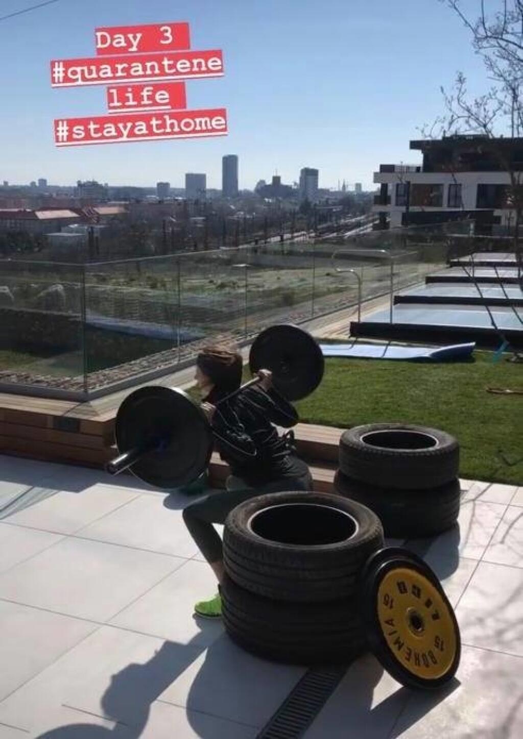 Belinda Benčičová si dopriala domáci tréning pri svojej vile v Bratislave. V záhrade jej nechýba ani bazén.