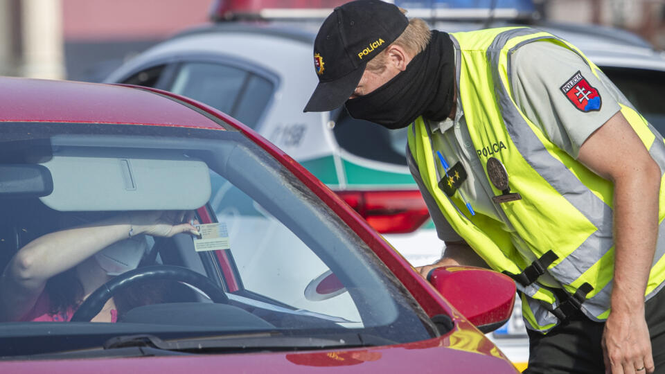 Na bývalých hraničných priechodoch Berg a Jarovce-Kittsee budú v najbližších dňoch prebiehať intenzívne policajné kontroly. Zamerané budú na karanténne povinnosti po vstupe na územie Slovenska. Na snímke policajti kontrolujú vodičov na hraničnom prechode Petržalka-Berg 24. júna 2021. FOTO TASR - Martin Baumann