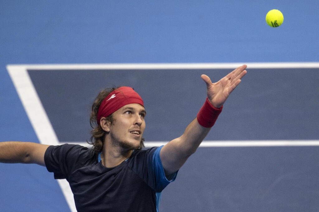 Na archívnej snímke slovenský tenista Lukáš Lacko podáva proti Ukrajincovi Sergijovi Stachovskému v zápase 1. kola mužskej dvojhry na bratislavskom challengeri Peugeot Slovak Open v utorok 10. novembra 2020.