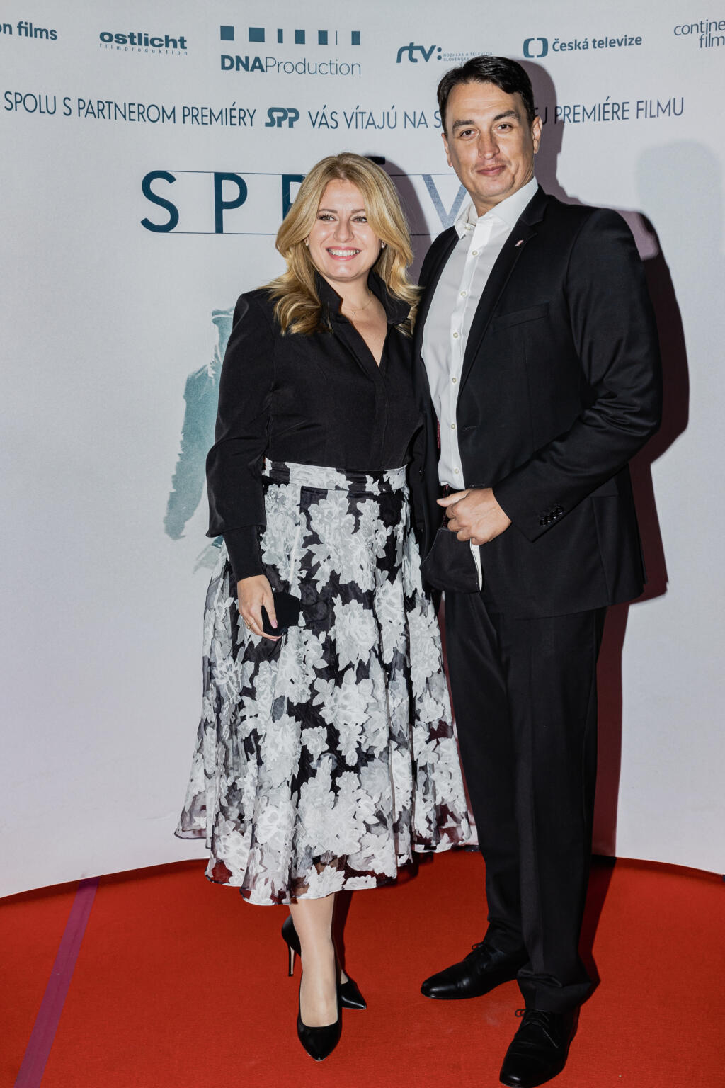 Na snímke prezidentka Zuzana Čaputová s partnerom Jurajom Rizmanom prichádzajú na premiéru filmu Petra Bebjaka, Správa.