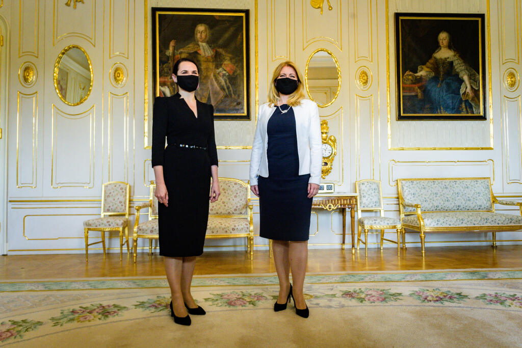 Líderka bieloruskej opozície Svjatlana Cichanovská sa po prijatí u Prezidentky Slovenskej republiky Zuzany Čaputovej stretla pred bránou Grasalkovičov paláca so svojimi priaznivcami.