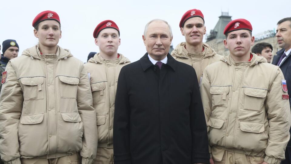 JB 40 Moskva - Ruský prezident Vladimir Putin (uprostred) pózuje s členmi Ľudového frontu a Národného hnutia kadetov mladej armády po tom, ako položil kyticu červených ruží k Pomníku Minina a Požarského počas Dňa národnej jednoty na Červenom námestí v Moskve 4. novembra 2023. FOTO TASR/AP
Russian President Vladimir Putin, center, poses for a photo with Members of Russia's Young Army Cadets National Movement members in Ukraine, after the flower-laying ceremony at the monument of Minin and Pozhar