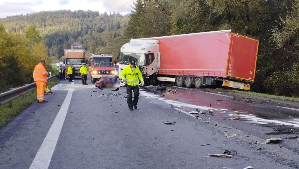 V Krásne nad Kysucou, na ceste I/11, ktorá spája Žilinu s Čadcou, došlo k vážnej dopravnej nehode kamióna s osobným autom.