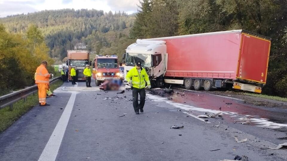 V Krásne nad Kysucou, na ceste I/11, ktorá spája Žilinu s Čadcou, došlo k vážnej dopravnej nehode kamióna s osobným autom.
