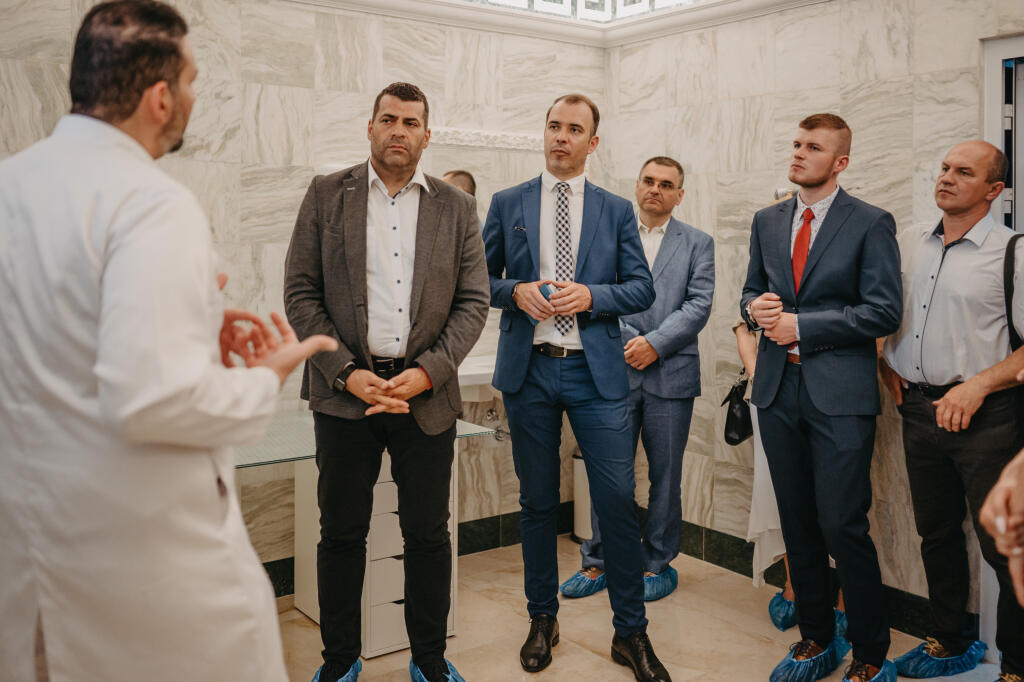 Na otvorení rehabilitačnej kliniky nechýbali mnohé zaujímavé tváre.