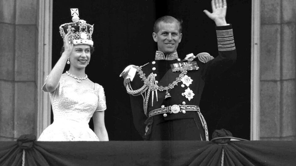 Na archívnej snímke z 2. júna 1953 britská kráľovná Alžbeta II. a princ Philip mávajú z balkóna Buckinghamského paláca po ich korunovácii v Londýne.