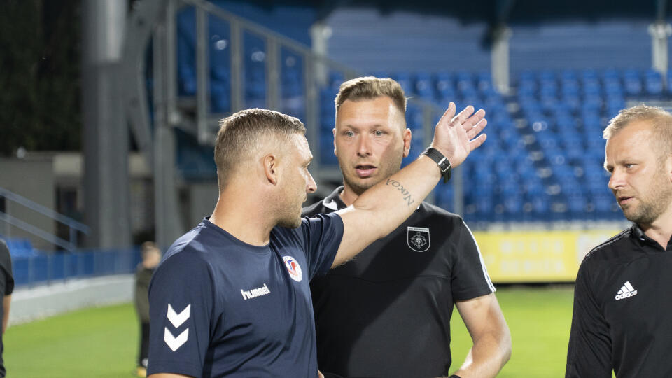 Tréner Senice v rozhovore s asistentom trénera Ružomberka, Markom Saparom.