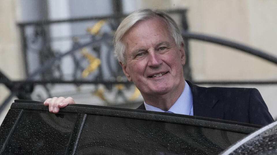 JB 15 Paríž - Francúzsky premiér Michel Barnier nastupuje do auta po jeho prvom zasadnutí vládneho kabinetu v Elyzejskom paláci v Paríži 23. septembra 2024. FOTO TASR/AP
French Prime Minister Michel Barnier boards a car after the first weekly cabinet meeting at the Elysee Palace Monday, Sept. 23, 2024 in Paris. (AP Photo/Christophe Ena)