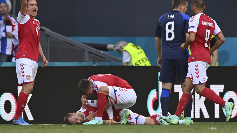 WA 85 Kodaň - Dánsky futbalista Christian Eriksen leží nehybne na trávniku počas zápasu základnej B-skupiny Dánsko - Fínsko na európskom šampionáte v Kodani v sobotu 12. júna 2021. FOTO TASR/AP
Denmark players run to Denmark's Christian Eriksen fallen on the ground during the Euro 2020 soccer championship group B match between Denmark and Finland at Parken Stadium in Copenhagen, Saturday, June 12, 2021. (Stuart Franklin/Pool via AP)